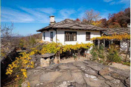 Стари, възрожденски, каменни къщи. Възрожденска къща през есента Стари, възрожденски, каменни къщи. Възрожденска къща през есента
