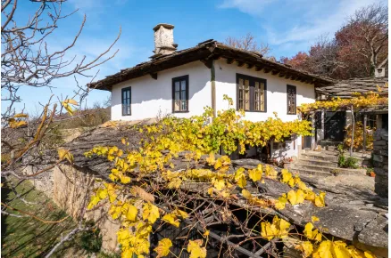 Стари, възрожденски, каменни къщи. Възрожденска къща през есента Стари, възрожденски, каменни къщи. Възрожденска къща през есента
