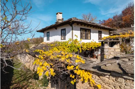 Стари, възрожденски, каменни къщи. Възрожденска къща през есента Стари, възрожденски, каменни къщи. Възрожденска къща през есента
